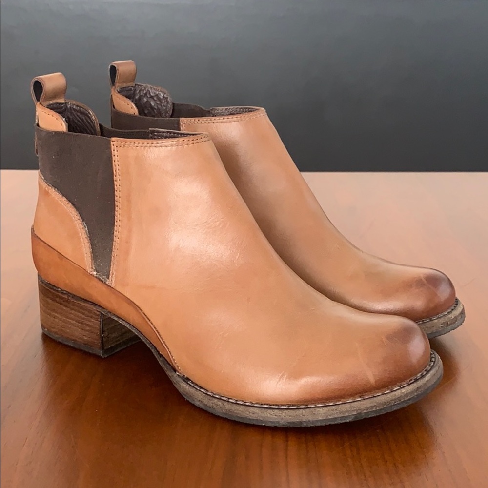 Clark’s brown leather womens chelsea boots, size 8